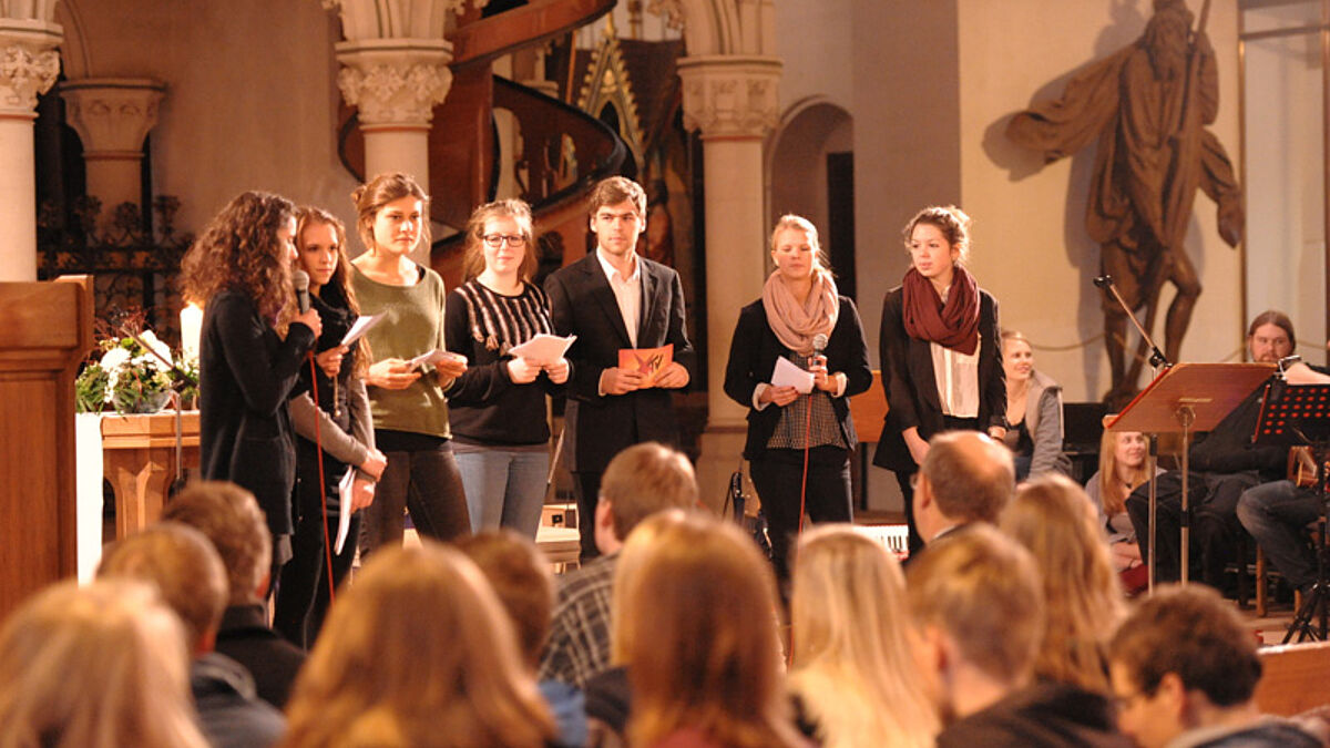 Schülerinnen und Schüler des 12. Jahrgangs der Lornsenschule in Schleswig gestalten den Gottesdienst