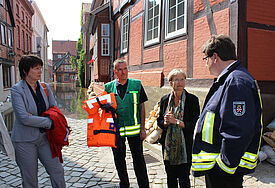 Foto v.li.: Pröpstin Frauke Eiben vom Kirchenkreis Lübeck-Lauenburg, Tom Reher von der Feuerwehr Stormarn, Bischöfin Kirsten Fehrs, Pastor Dirk Süssenbach, Notfallseelsorger im Kirchenkreis Lübeck-Lauenburg.