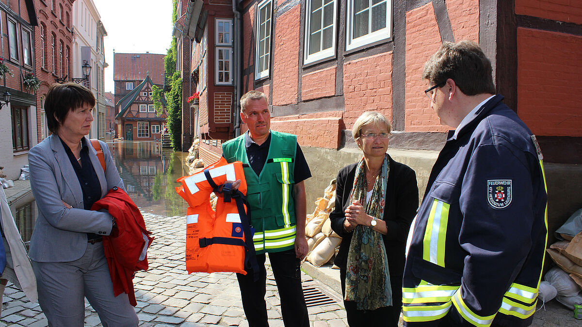 Foto v.li.: Pröpstin Frauke Eiben vom Kirchenkreis Lübeck-Lauenburg, Tom Reher von der Feuerwehr Stormarn, Bischöfin Kirsten Fehrs, Pastor Dirk Süssenbach, Notfallseelsorger im Kirchenkreis Lübeck-Lauenburg.