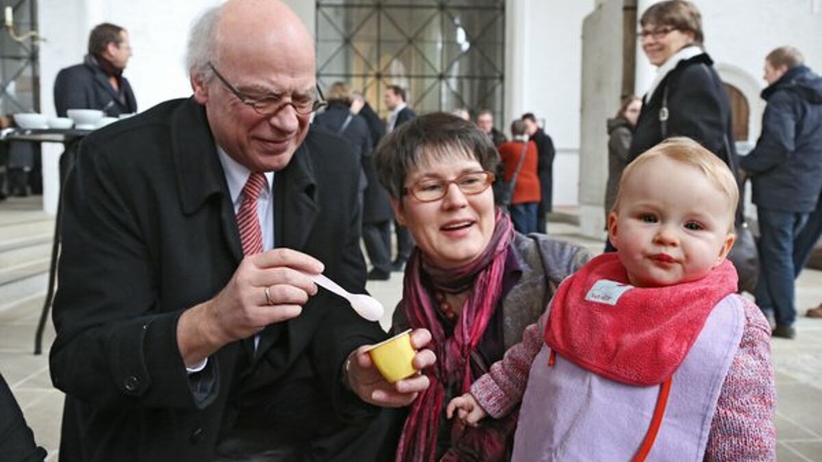 Bischof Gerhard Ulrich und Ehefrau Cornelia füttern Enkelin Paula (epd, Archiv, Februar 2013, Lübecker Dom).