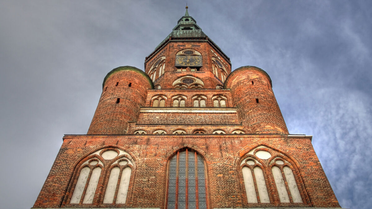 Wanderausstellung zur spätgotischen Backsteinarchitektur im Greifswalder Dom eröffnet.