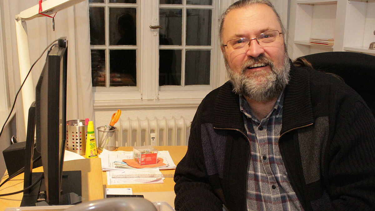 Frank Gottschalk ist Telefonseelsorger in Lübeck. Mit der Pandemie haben sich auch die Sorgen der Menschen verändert, sagt er. Es gehe verstärkt um Einsamkeit, aber auch Familienkonflikte. 