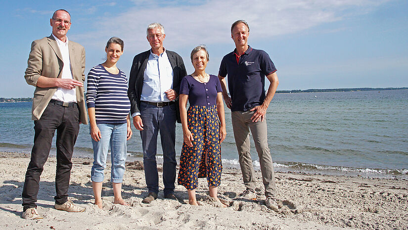Propst Matthias Krüger, Pastorin Anika Tittes vom Vorbereitungsteam, Propst Sönke Funck, Tourismuspastorin Brigitte Gottuk und Stephan Vollbehr von der Eckernförde Touristik + Marketing GmbH. (von links) Propst Matthias Krüger, Pastorin Anika Tittes vom Vorbereitungsteam, Propst Sönke Funck, Tourismuspastorin Brigitte Gottuk und Stephan Vollbehr von der Eckernförde Touristik + Marketing GmbH. (von links)