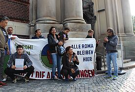 Roma protestieren vorm Michel für Bleiberecht