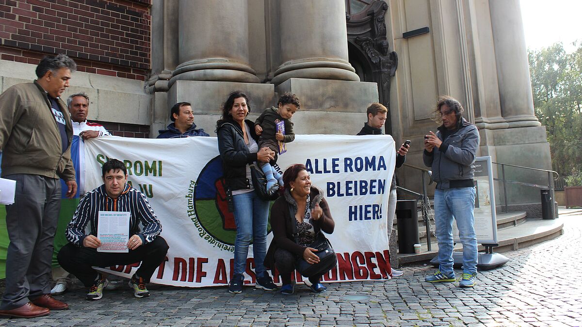Roma protestieren vorm Michel für Bleiberecht