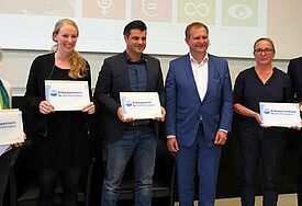 Senator Kerstan (dritter von rechts) überreichte Silvia Schubert (v.l.), Isabel Jensen, Hamed Abbaspur,  Claudia Hug und Dr. Mirjam Freytag das NUN-Zertifikat.