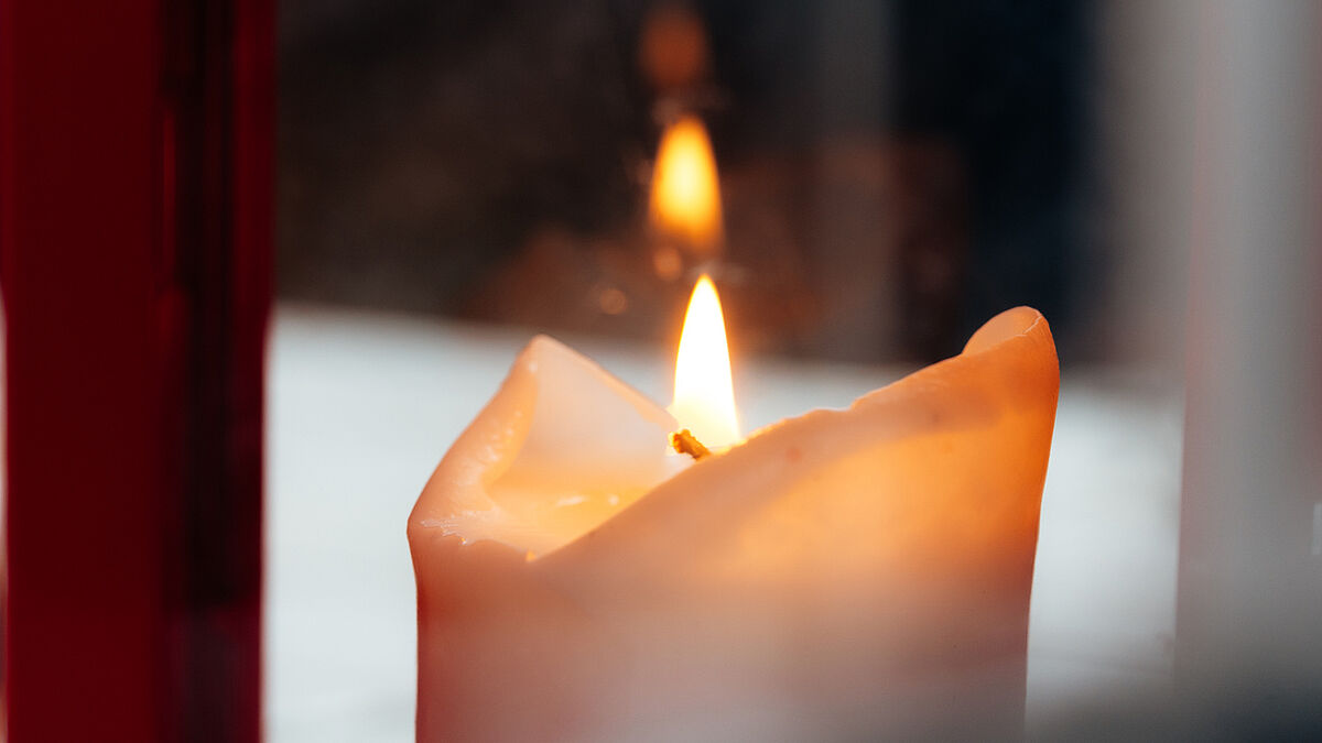 Worldwide Candle Lighting Day: Mit einer brennenden Kerze im Fenster gedenken Angehörige und Freunde ihrer verstorbenen Kinder, Schwestern, Brüder, Enkel und Enkelinnen.