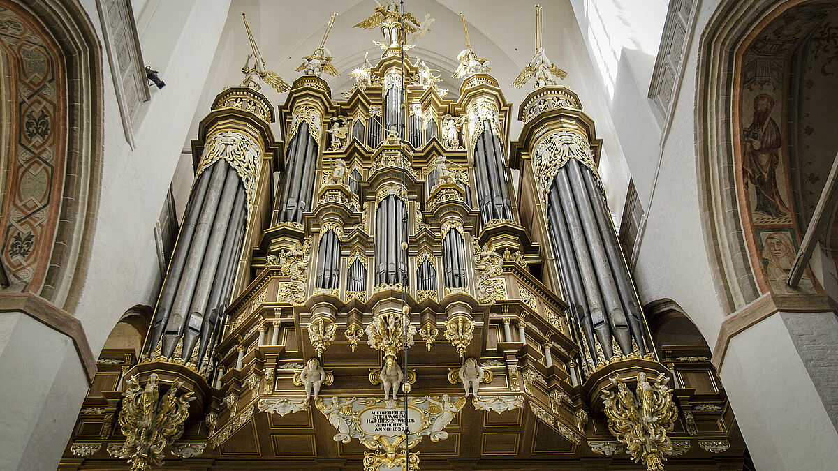Die Stellwagen-Orgel der Marienkirche Stralsund wurde Mitte des 17. Jahrhunderts fertiggestellt und ist die größte noch existierende Orgel ihrer Art in Europa.