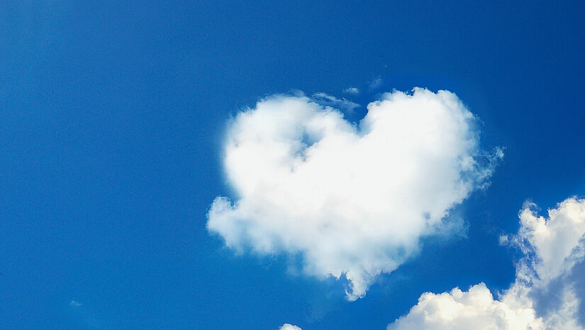 Wolkenherz am strahlend blauen Himmel