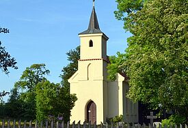Die Kapelle in Jager umgeben von grünen Bäumen im Sommer.