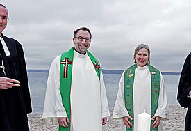 Propst Matthias Krüger, Pastor Klaus-Peter Bregas, Pastorin Brigitte Gottuk und Propst Sönke Funck (v.l.) laden zum ersten kirchenkreisweiten Tauffest am Eckernförder Strand ein.
