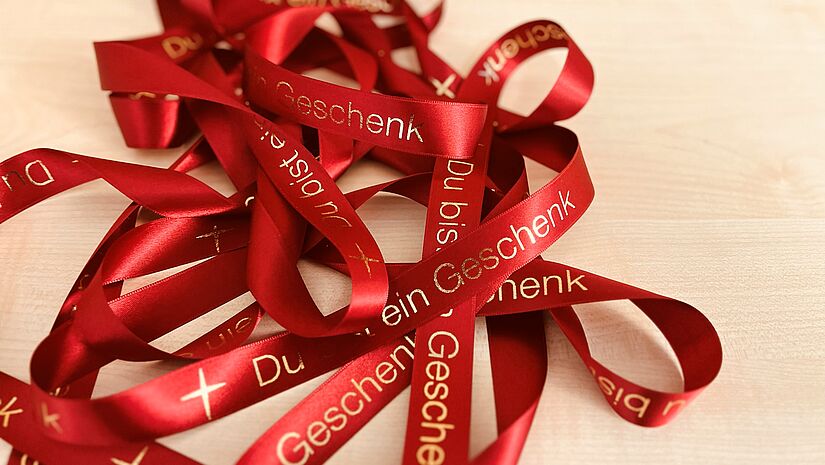Geschenkbänder mit Schriftzug "Du bist ein Geschenk"