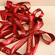 Geschenkbänder mit Schriftzug "Du bist ein Geschenk"