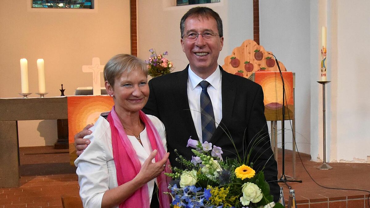 Bischöfin Kirsten Fehrs gratuliert dem wiedergewählten Propst Thomas Drope.