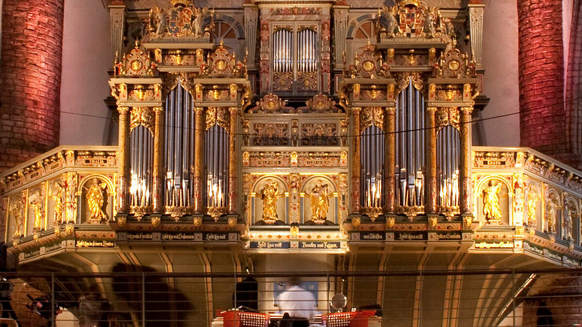 Gespielt werden die Konzerte auf der Orgel in der Flensburger St. Nikolai-Kirche am Flensburger Südermarkt.