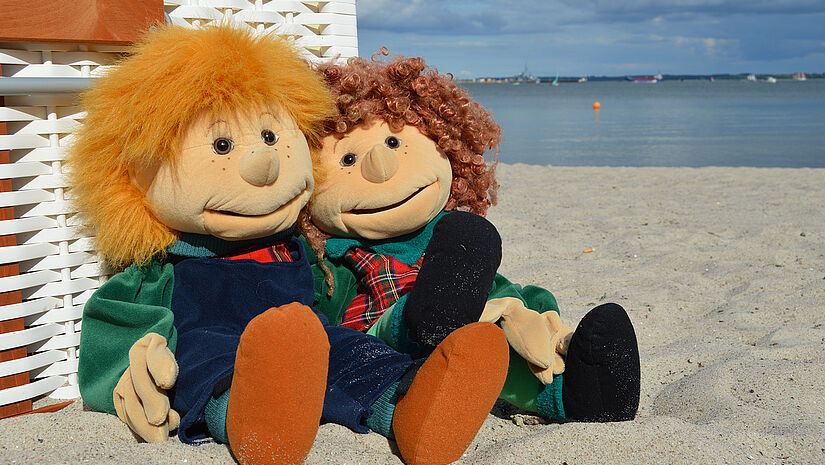 Begrüßen die Kinder bei den MitMachGeschichten: die Puppen Tom und Tina.