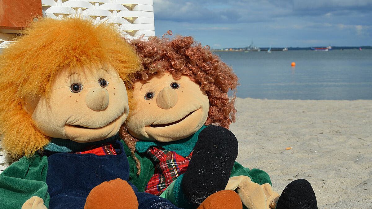 Begrüßen die Kinder bei den "MitmachGeschichten": die Puppen Tom und Tina. 