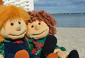 Begrüßen die Kinder bei den MitMachGeschichten: die Puppen Tom und Tina. 