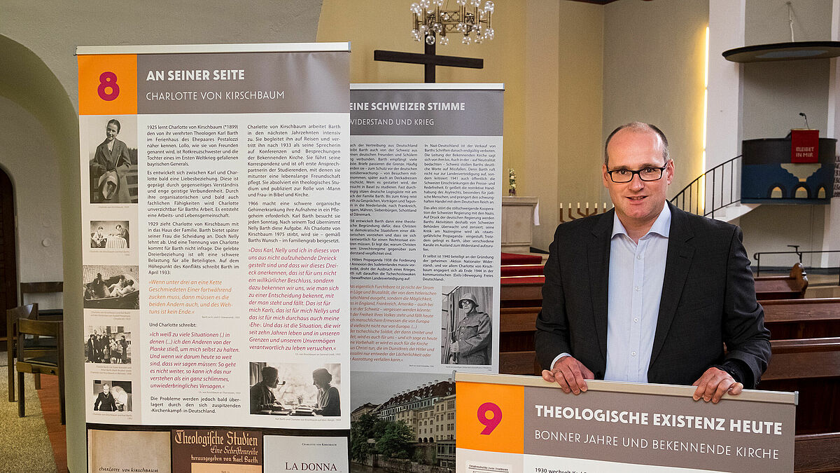 Pastor Dr. Stefan Holtmann hat die Ausstellung über Werk und Leben des Theologen Karl Barth in die Ansgarkirche geholt.