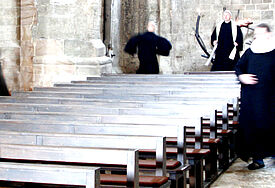 Wie man sich im Talar durch die Kirche bewegen kann, war Teil der Ausbildung der Gottesdienstberater. Nicht nur für Pastoren wollen sie Unterstützer sein.