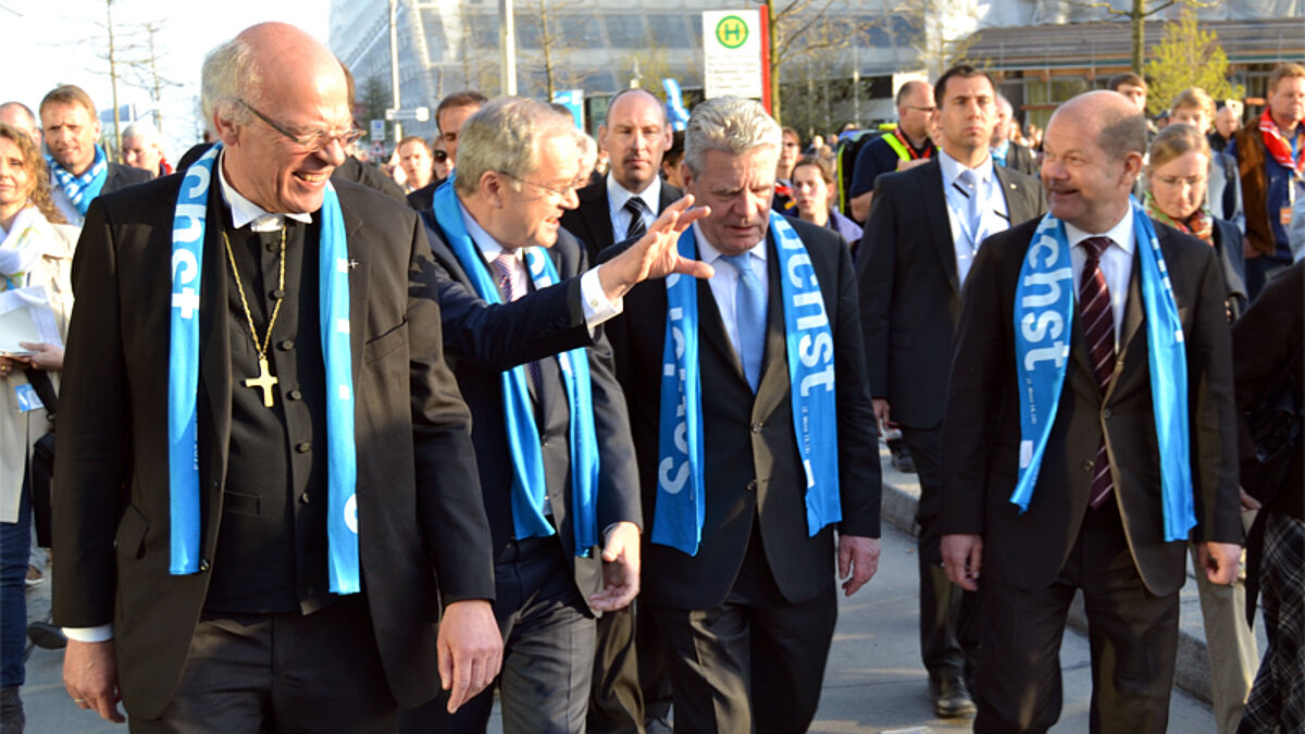 Rundgang beim Abend der Begegnung in der Hamburger Hafencity: Bischof Gerhard Ulrich, Kirchentagspräsident Prof. Dr. Gerhard Robbers, Bundestagspräsident Joachim Gauck und der Erste Bürgermeister Olaf Scholz (v.l.n.r.)