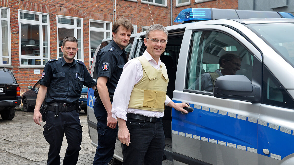 Will sich von der Situation an Himmelfahrt einen eigenen Eindruck verschaffen: Propst Thomas Lienau-Becker begleitet die Polizei beim Einsatz.