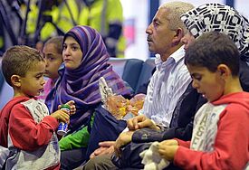 Die erste syrische Fluechtlingsgruppe ist am Mittwoch (11.09.2013) auf dem Flughafen Hannover-Langenhagen mit einer vom Bund gecharterten Maschine gelandet.