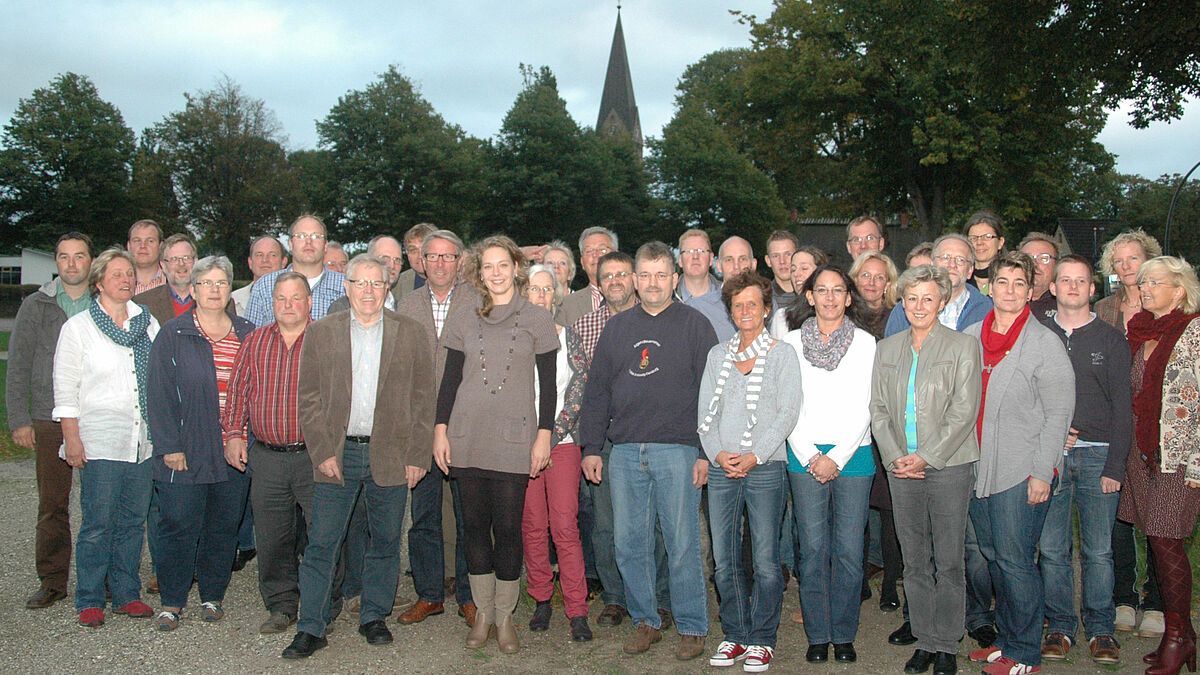 Gruppe der Beteiligten auf dem Platz, auf dem das Fest stattfindet.