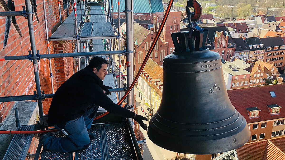 Per Seilkran wurden die Glocken in den Turm gehievt