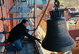 Per Seilkran wurden die Glocken in den Turm gehievt