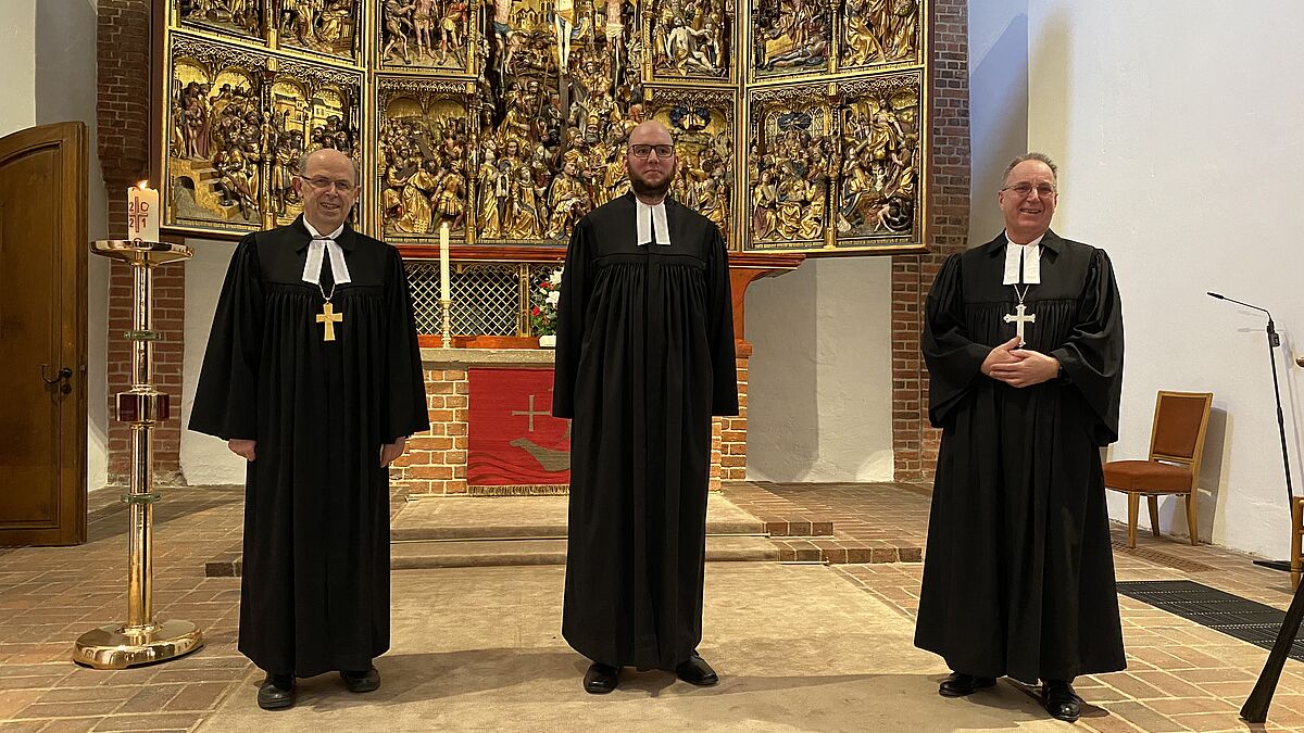 Bischof Magaard, Pastor Dennis A. Koch und Propst Peter Barz nach der Ordination in der Marienkirche in Bad Segeberg