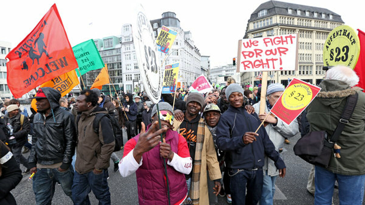 Mit einer "politisch-kulturellen Parade" haben mehr als 4.000 Menschen am Samstag (01.03.2014) in Hamburg zwischen Schauspielhaus und Hauptbahnhof für mehr Flüchtlingsrechte demonstriert. Zentrale Forderung war ein Bleiberecht für die Flüchtlinge.