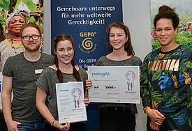 Die Gewinner des Wettbewerbs "fairknüpft" aus Neumünster zusammen mit Fußballerin Celia Šaši? (rechts), die sich als GEPA-Botschafterin intensiv für faire Weltmarktbedingungen einsetzt