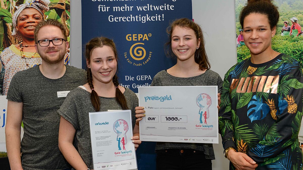 Die Gewinner des Wettbewerbs "fairknüpft" aus Neumünster zusammen mit Fußballerin Celia Šaši? (rechts), die sich als GEPA-Botschafterin intensiv für faire Weltmarktbedingungen einsetzt