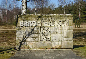 Gedenkstätte Bergen-Belsen: Gedenkstein auf dem ehemaligen Lagergelände