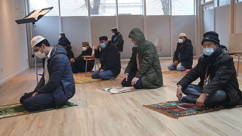 Die Männer der Ahmadiyya Muslim Jamaat Gemeinde Husum nutzen das Gemeindehaus der evangelischen Kirche für ihr Freitagsgebet. 