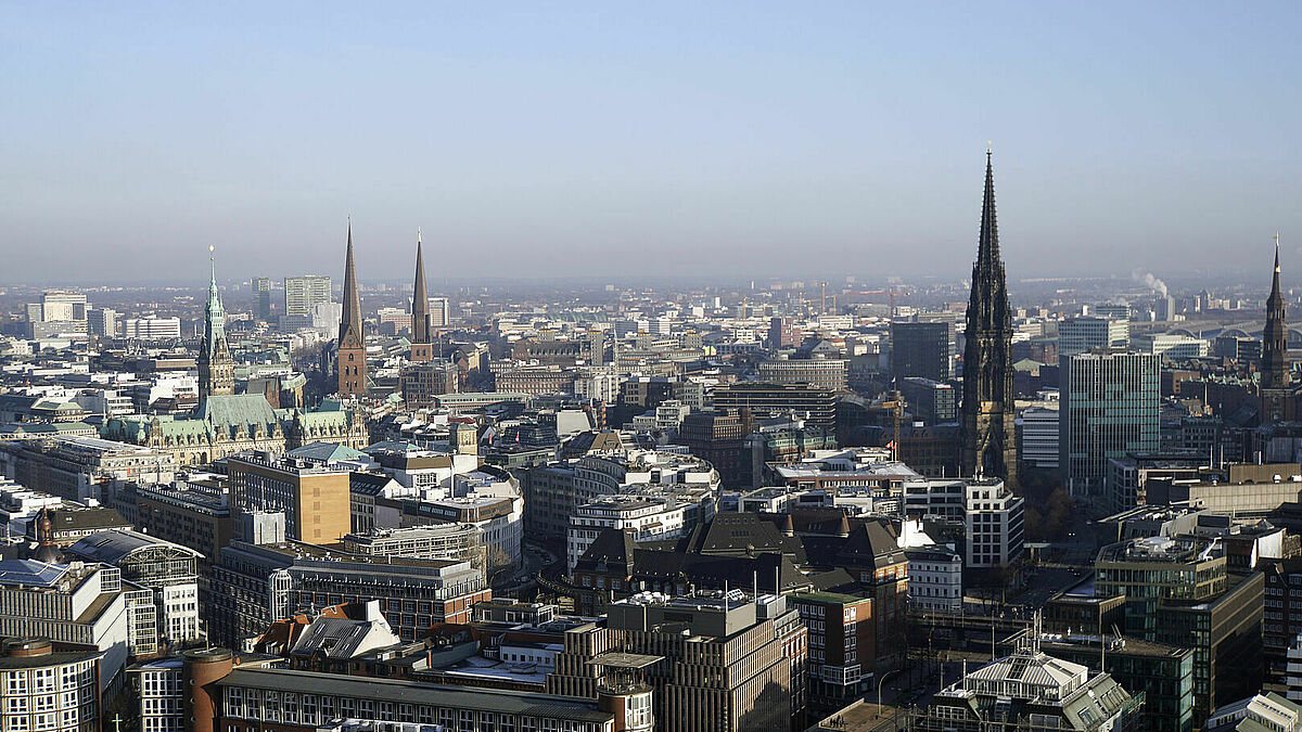 Hamburg vom Turm der St. Michaeliskirche aus betrachtet