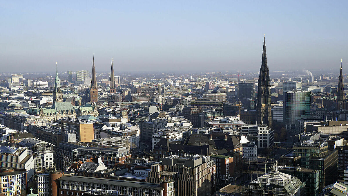 Hamburg vom Turm der St. Michaeliskirche aus betrachtet
