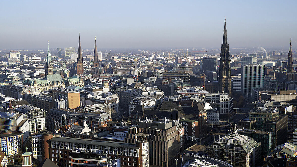 Hamburg vom Turm der St. Michaeliskirche aus betrachtet