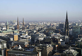 Hamburg vom Turm der St. Michaeliskirche aus betrachtet