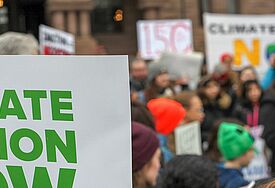 Demo mit Schild "Climate Action Now"