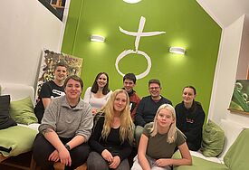  Mit Jugendlichen aus unterschiedlichen Orten trifft sich Jugenddiakonin Svenja Leppin (vorne links) jede Woche zum gemütlichen Beisammensein. 