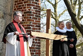 Christoph Giering, Propst der Pfarrei Propstei Herz Jesu und Kerstin Fehrs, Bischöfin im Sprengel Hamburg und Lübeck der Evangelisch-Lutherischen Kirche in Norddeutschland (Nordkirche), tragen das Kreuz, im Hintergrund Pastor Lutz Jedeck, Evangelisch-Lutherische Kirchengemeinde St. Jakobi Lübeck