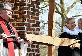 Christoph Giering, Propst der Pfarrei Propstei Herz Jesu und Kerstin Fehrs, Bischöfin im Sprengel Hamburg und Lübeck der Evangelisch-Lutherischen Kirche in Norddeutschland (Nordkirche), tragen das Kreuz, im Hintergrund Pastor Lutz Jedeck, Evangelisch-Lutherische Kirchengemeinde St. Jakobi Lübeck