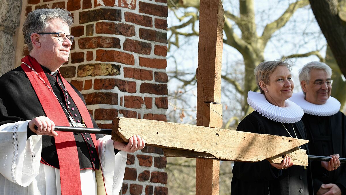 Christoph Giering, Propst der Pfarrei Propstei Herz Jesu und Kerstin Fehrs, Bischöfin im Sprengel Hamburg und Lübeck der Evangelisch-Lutherischen Kirche in Norddeutschland (Nordkirche), tragen das Kreuz, im Hintergrund Pastor Lutz Jedeck, Evangelisch-Lutherische Kirchengemeinde St. Jakobi Lübeck