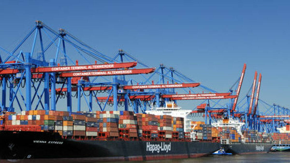 Der Hamburger Hafen wird für einige Seeleute zum Zuhause auf Zeit: Der Verein Duckdalben kümmert sich darum, dass sie an Weihnachten ein kleines Geschenk bekommen. Das soll sie in einer Zeit trösten, in der sie nicht bei ihren Familien sein können. 