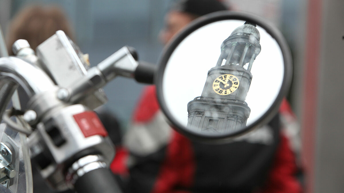 Der Michel im Spiegel eines Motorrads zum Mogo