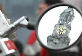 Im Rückspiegel eines Motorrads ist der Turm der Hamburger Hauptkirche St. Michaelis zu sehen.