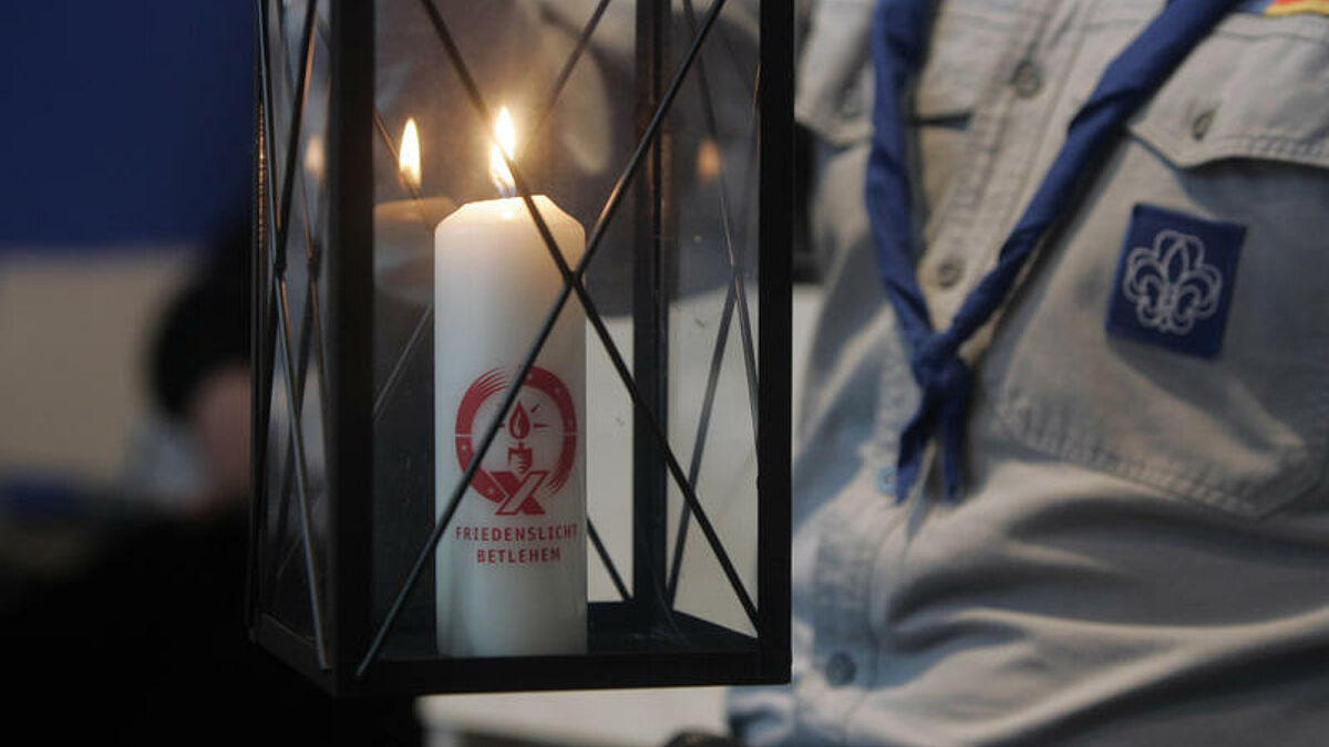 Der Präses der Evangelischen Kirche von Westfalen, Alfred Buß, hat am Mittwoch, 17. Dezember, in Schwerte das Friedenslicht aus Bethlehem von christlichen Pfadfindern überreicht bekommen (Aufnahmedatum: 17. Dezember 2008). Der leitende Theologe der viertgrößten evangelischen Landeskirche in Deutschland entzündete mit der überreichten Laterne eine Kerze in der Kapelle des Evangelischen Tagungszentrums Haus Villigst. Buß unterstrich die Verantwortung der Kirche für benachteiligte und ausgegrenzte Menschen. Das Licht war am Sonntag in Aussendungsgottesdiensten in mehreren Städten Nordrhein-Westfalens an christliche Gruppen und Gemeinden weitergereicht worden. Zu Weihnachten soll das Licht als Friedenssymbol in vielen Häusern, Kirchen, Schulen und Krankenhäusern erstrahlen. Weitere Friedenslichter sollten am Mittwoch in Düsseldorf auch Jugendminister Armin Laschet und Landtagspräsidentin Regina van Dinther (beide CDU) erhalten. Die bundesweite Aktion des Rings deutscher Pfadfinder- und Pfadfinderinnenverbände soll nach Angaben der Veranstalter ein gemeinsames Zeichen für Frieden und Völkerverständigung setzen. (siehe die epd-West Meldung vom 17.12.2008) DER ABDRUCK DES EPD-FOTOS IST HONORARPFLICHTIG!
