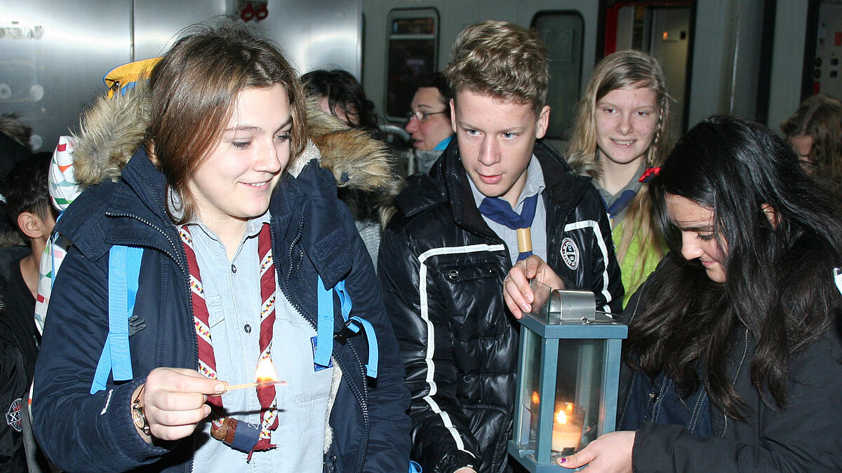 Mit dem ICE aus München kam das tradionelle Friedenslicht aus Bethlehem am Sonntag, 3. Advent,  auf dem Hamburger Hauptbahnhof an. Pfadfinderin Anna-Lena Martschinka (links) brachte es in einem Spezialbehälter nach Hamburg, wo sie es an die Pfadfinder aus anderen norddeutschen Orten verteilte. 